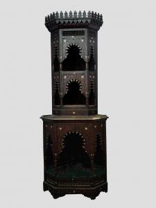 Indische Eckvitrine